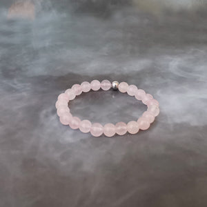 Bracelet élastique enfant en quartz rose. En lithothérapie le quartz rose symbolise l'amour. Pierre de l'Amour qui apporte calme et sérénité. Amplifie l'Energie et las qualités féminines évacuant la colère, le stress, et la culpabilité. Elle nous console de nos blessures. Correspondance chakra: cœur.