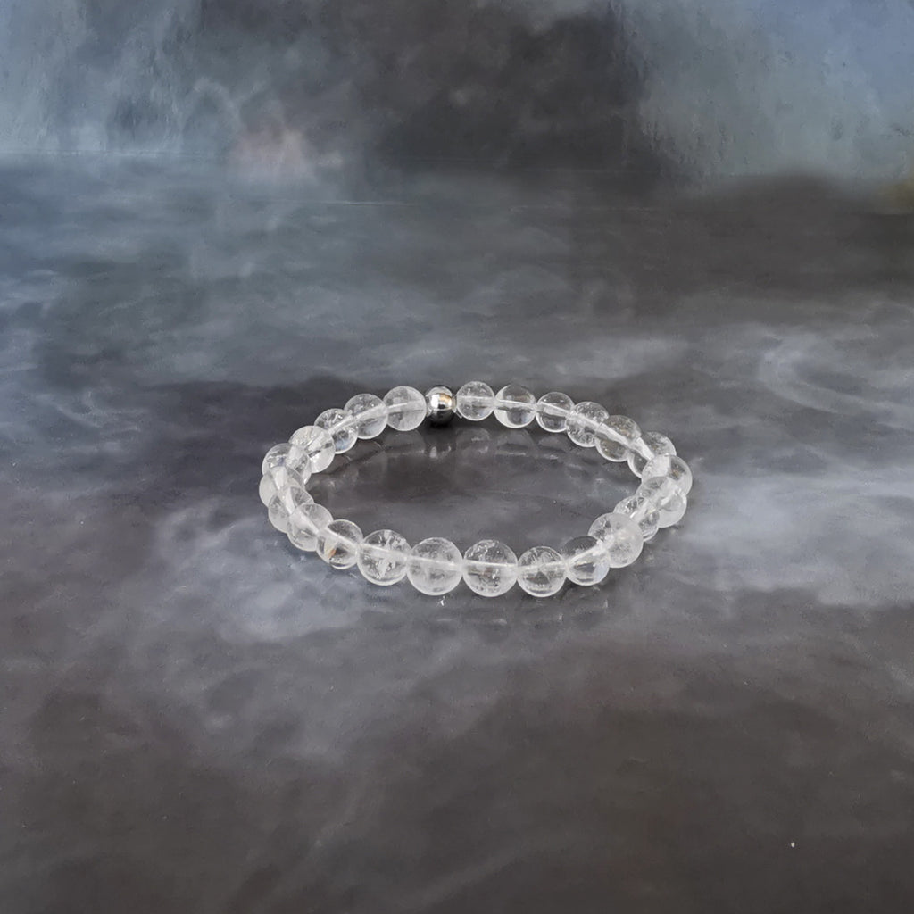 Bracelet élastique taille enfant. Perles de 6 mm. Le cristal de roche est une pierre de réconfort. Elle a le pouvoir de décupler les énergies des autres pierres. Aide à la concentration de l'esprit, favorise la méditation et élimine la négativité.