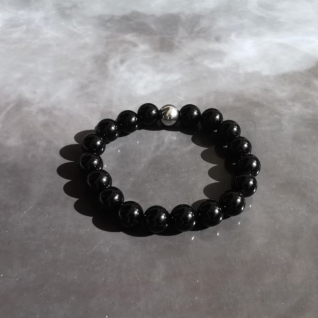 Bracelet en pierre de tourmaline noire de 10 mm. Pour homme ou femme. Monté sur fil élastique.