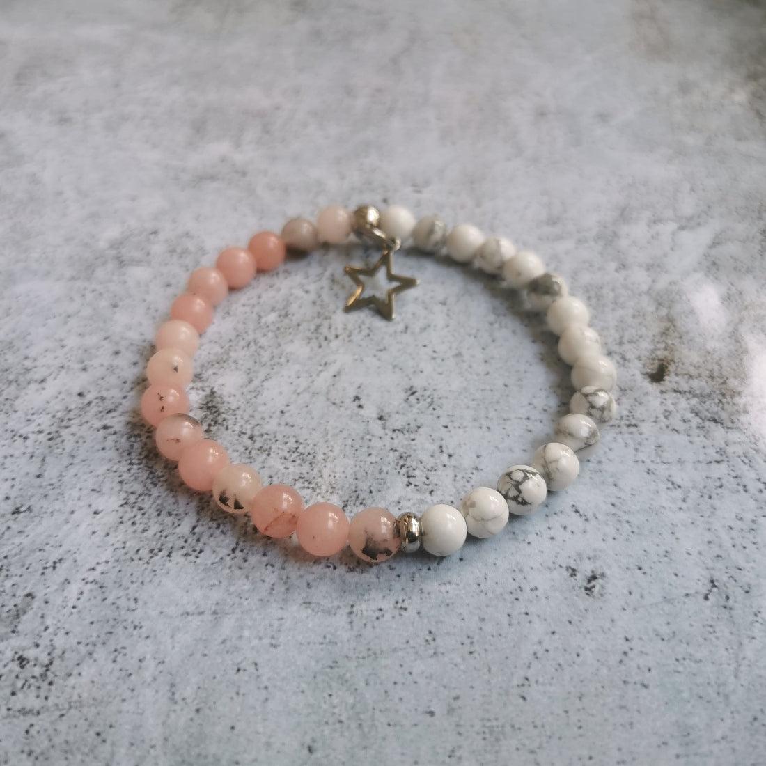 Bracelet pierres howlite et jaspe fleur de cerisier rose