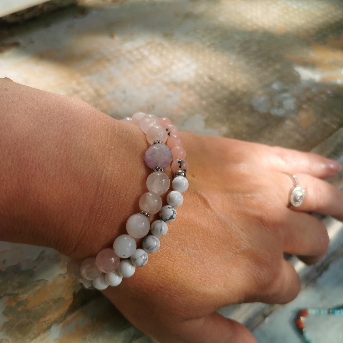 Bracelet pierres howlite et jaspe fleur de cerisier rose