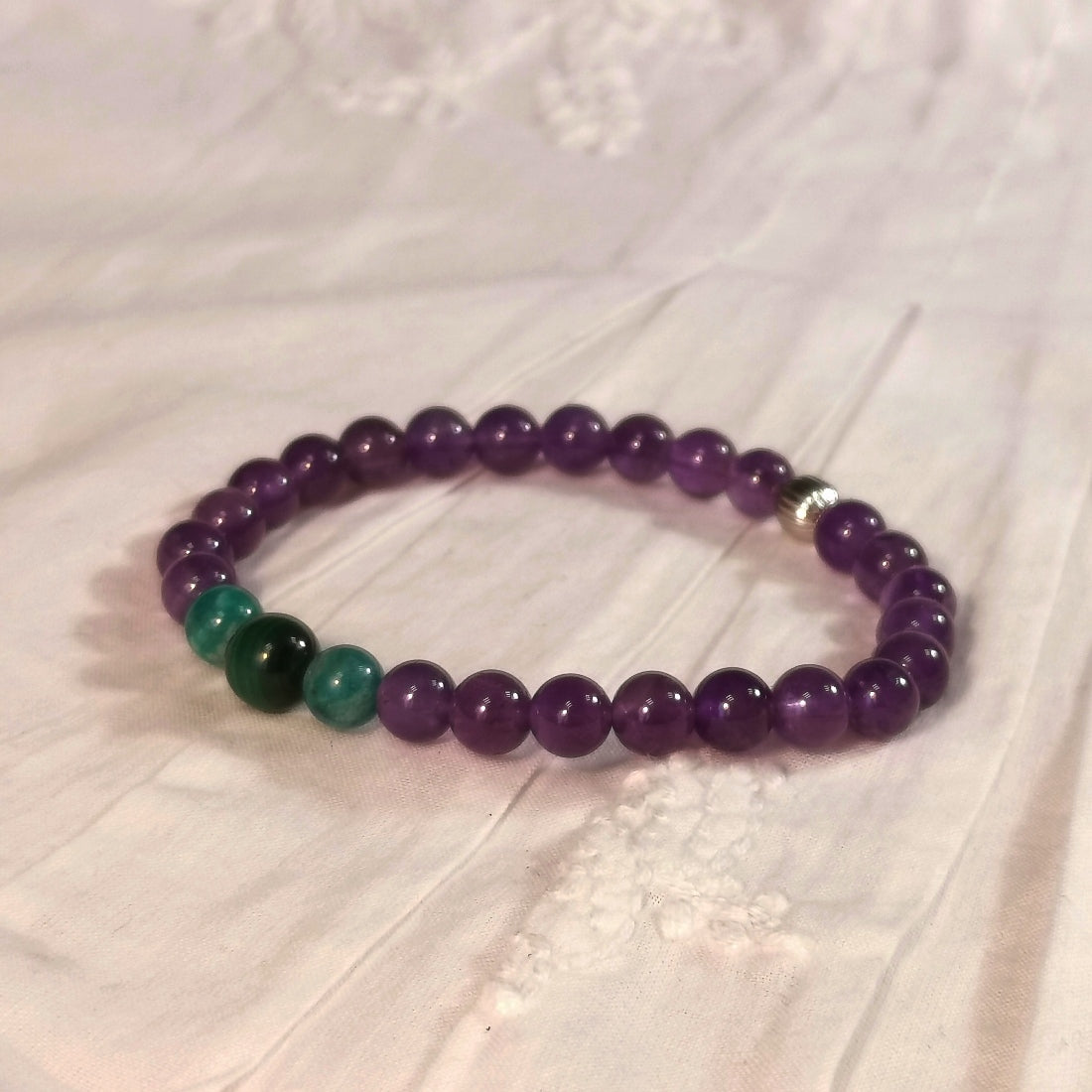 Bracelet femme en améthyste, amazonite, et malachite. Bijou artisanal français.