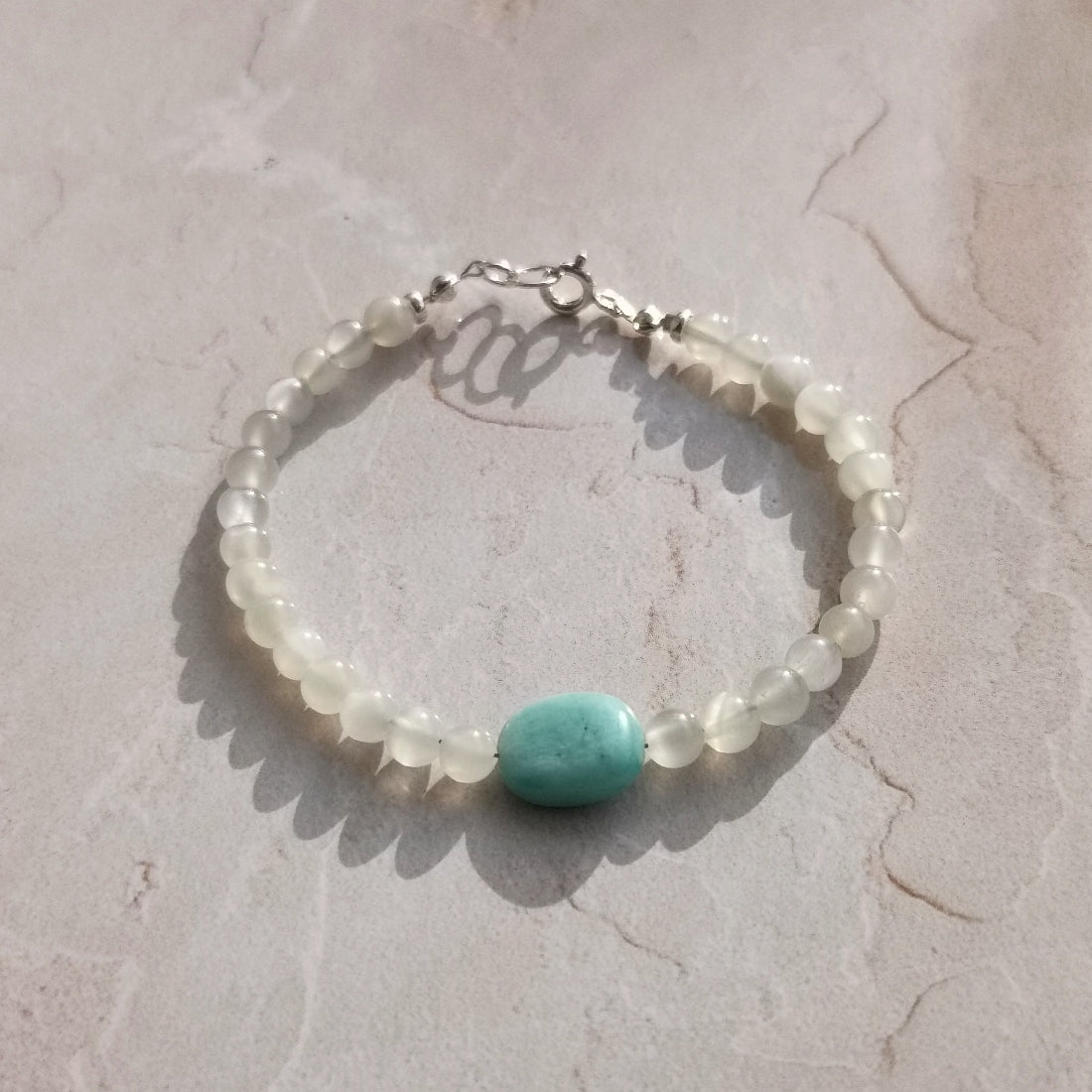 bracelet en pierre de lune et amazonite. fermoir et chaine d'extension en argent 925. Fabrication artisanale en France.