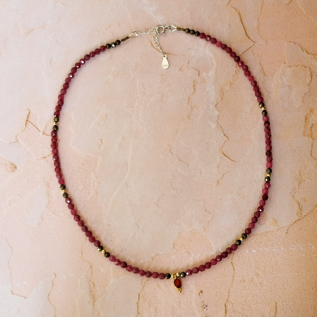 Collier pierres de gemme semi-précieuses rubis. A porter en ras de cou pour une élégance discrete mais raffinée. Bijou made in  France par artisan d'art.