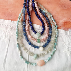 ensemble de colliers de la collection couleur caraïbes. Réalisation française en pierres naturelles: lapis, opale, cyanite, pierre de lune, larimar.