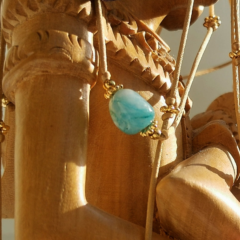 Ravissant collier à cordon coulissant beige doré.  Une pierre naturelle  d'hémimorphite trône en son centre. Pierre semi précieuse  de qualité. Marque déposée créateur Français.