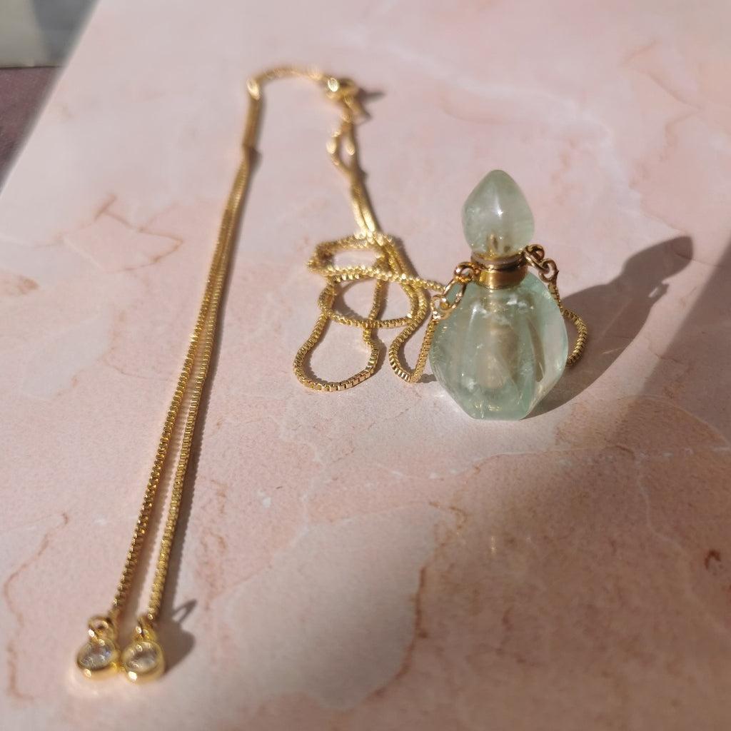 Collier sautoir à porter comme un précieux talisman. Sa bouteille de parfum est taillée dans de de la fluorite verte, elle est dévissable.