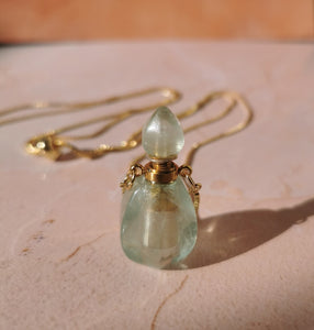 Ce bijou minimaliste apporte féminité et sensualité à votre style! Sa bouteille de parfum est taillée dans de de la fluorite verte, elle est dévissable. Pièce centrale: flacon de parfum en pierre naturelle, réservoir: 1 ml. Matériau: pierre naturelle fluorite verte, acier inoxydable dorée, 2 petits zircons blancs.