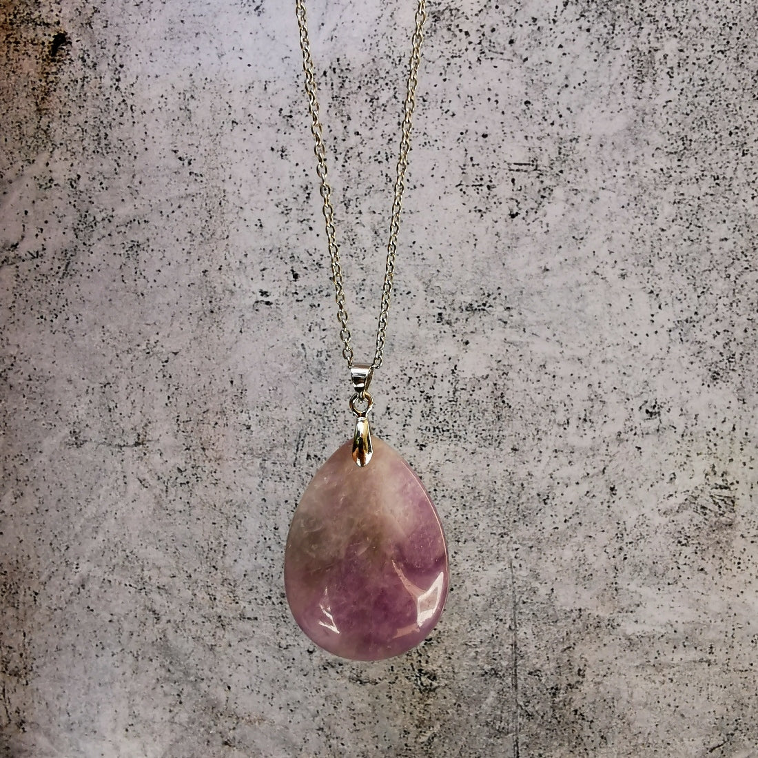 Collier pendentif goutte d'eau en pierre d'amethyste. Taille: 3.5 cm par 2.5 cm. Livré avec chaine en argent ou acier inoxydable , au choix.