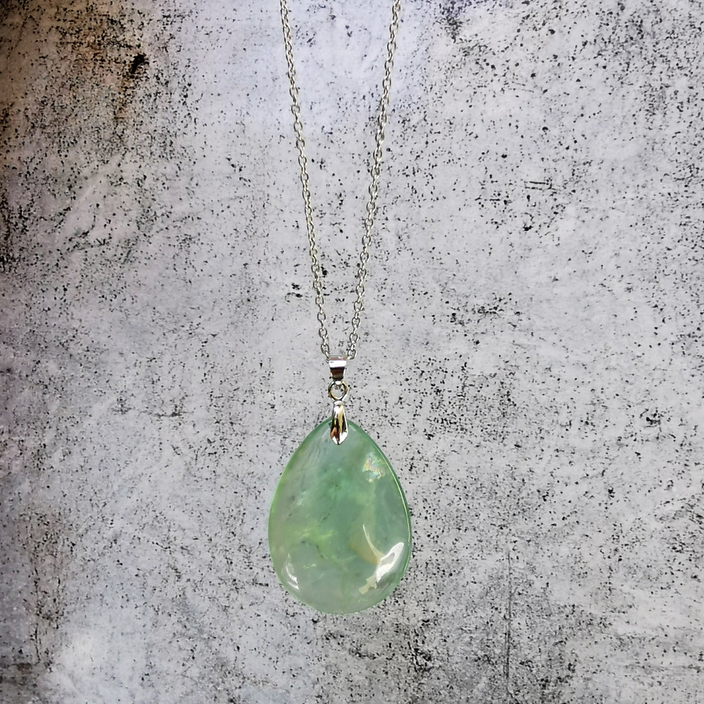 Collier pendentif goutte d'eau en pierre de fluorite verte. Taille: 3.5 cm par 2.5 cm. Livré avec chaine en argent ou acier inoxydable , au choix.