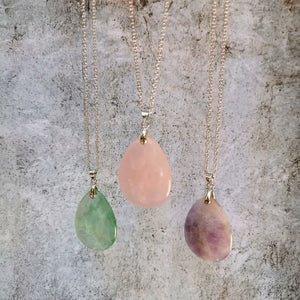 Les 3 différentes pierres de pendentif goutte, fluorite verte, quart rose, améthyste.